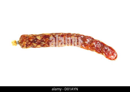 Leckere geräucherte Wurstscheiben isoliert auf weiss Stockfoto