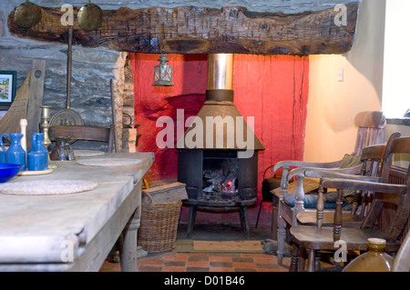 Holzofen Ofen im alten altmodischen Esszimmer. Stockfoto