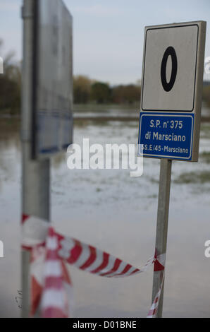 PERUGIA, Italien-NOV.13:a Polizisten eine Brücke über den Tiber in der Nähe von Marsciano in der Nähe von Perugia, Italien am 13. November 2012 prüfen., nach zwei Tagen Regen eine große Überschwemmung der Umbrien getroffen hat. Die Folgen sind schwer, und die meisten der Region ist unter Wasser. Vor allem die Landwirtschaft wurde sehr hart getroffen, Stockfoto