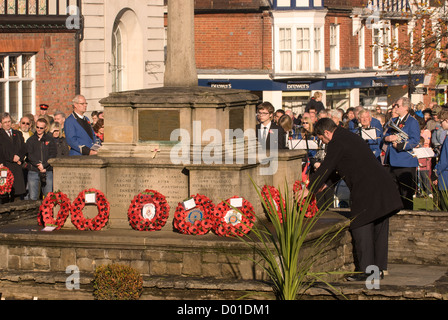 Mit einer Kranzniederlegung im Gedenken Sonntag, High Street, Haslemere, Surrey, Großbritannien. 11.11.2012. Stockfoto