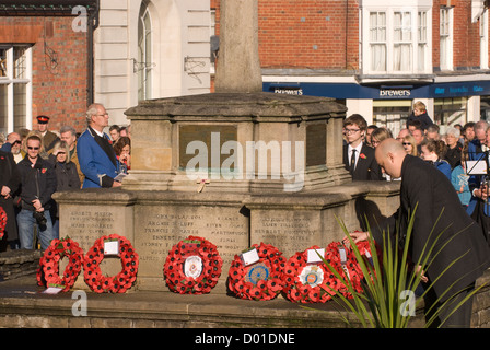 Mit einer Kranzniederlegung im Gedenken Sonntag, High Street, Haslemere, Surrey, Großbritannien. 11.11.2012. Stockfoto