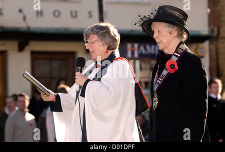 Lokale Rektor im Gedenken Sonntag mit haslemere Bürgermeister anwesend, High Street, Haslemere, Surrey, Großbritannien. 11.11.2012. Stockfoto