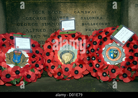 Kränze schmücken das Kriegerdenkmal auf das Gedenken Sonntag, High Street, Haslemere, Surrey, UK.11.11.2012. Stockfoto