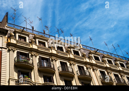 Wohnung über einen Balkon und TV-Antennen in Barcelonas Stadtteil Gracia. Stockfoto