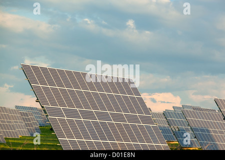 Sonnenkollektoren sammeln Sonnenlicht in Energie umwandeln Stockfoto