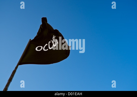 Schwarze Flagge der Occupy-Bewegung über New Yorker Union Square bei Protest gegen Polizeigewalt zu fliegen. Stockfoto