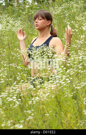 Eine junge Frau beim yoga Stockfoto