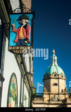 Deacon Brodie Tavern, einer Gastwirtschaft auf der Royal Mile, Edinburgh Stockfoto