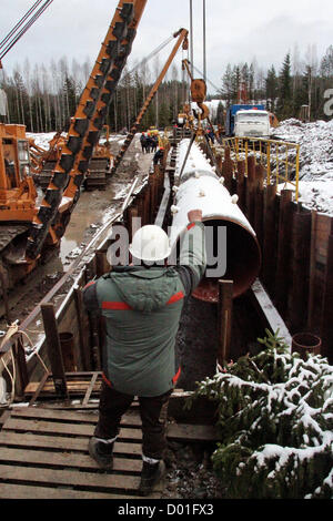 7. November 2012 - Russland - November 07,2012.Leningrad Region Russlands. Im Bild: Bau des Tunnels unter dem Saimaa-Kanal für die Verlegung der Linie 2 der Nord Stream-Gaspipeline. (Kredit-Bild: © PhotoXpress/ZUMAPRESS.com) Stockfoto