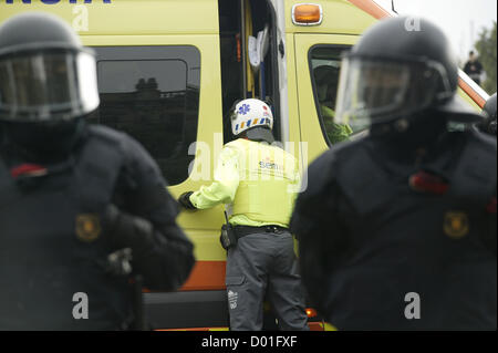 Barcelona, Spanien. 14. November 2012. Polizei schützen Emergency Services während der Proteste. Bildnachweis: Esteban Mora / Alamy Live News Stockfoto