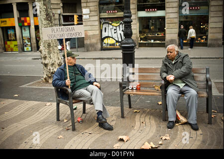 La Ramblas, Barcelona, Katalonien, Spanien. 14. November 2012. Mann hält eine Fahne, die "real existierenden Sozialismus-Plattform" liest. Der Generalstreik in Spanien gegen wohl schneidet und Arbeitsreform verändert das Aussehen der Menge Rambla, das Hauptreiseziel in der Innenstadt von Barcelona. Bildnachweis: Jordi Boixareu / Alamy Live News Stockfoto