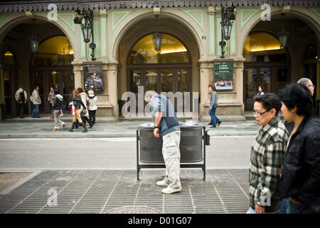 La Ramblas, Barcelona, Katalonien, Spanien. 14. November 2012. Ein Mann, durchwühlen Müll am Haupteingang des Liceu Theater. Der Generalstreik in Spanien gegen wohl schneidet und Arbeitsreform verändert das Aussehen der Menge Rambla, das Hauptreiseziel in der Innenstadt von Barcelona. Bildnachweis: Jordi Boixareu / Alamy Live News Stockfoto