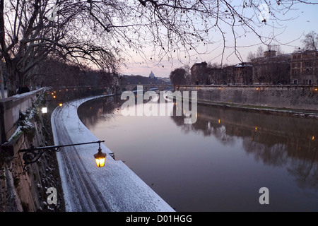 Blick auf den Fluss Tiber mit Schnee in Rom Stockfoto