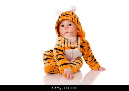 Sechs Monate Baby tragen Tiger Anzug sitzen isoliert auf weiss Stockfoto