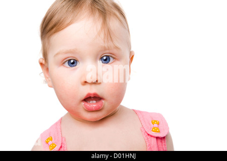 Niedliche neugierig blue eyed Baby Mädchen Porträt isoliert auf weiss Stockfoto