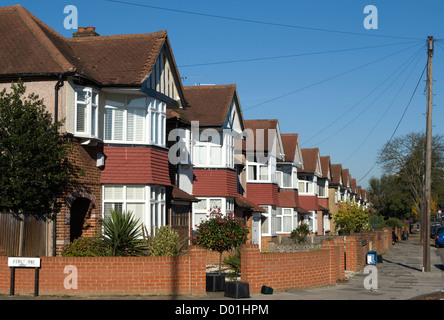 Reihe von Doppelhaus Häuser mit Erker auf einer Straße in Whitton Middlesex, england Stockfoto