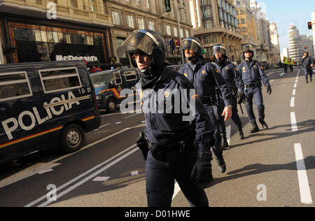 Madrid, Spanien. 14. November 2012. Polizei halten während der landesweiten Streiks am 14. November 2012 an der Gran Via in Madrid, Spanien Straße fließenden Verkehr.  Spanischen Gewerkschaften bezeichnet einen Generalstreik zu Protes die Regierung Rajoys Versuch im Parlament am 14. November um weitere Sparmaßnahmen durchzusetzen. (Foto von Denis Doyle/Alamy Live-Nachrichten) Stockfoto