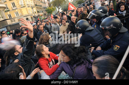 Madrid, Spanien. 14. November 2012. Polizei versucht, Demonstranten blockieren Verkehr auf der Gran Via Straße in Madrid, Spanien während der landesweiten Streiks am 14. November 2012 zu entfernen.  Spanischen Gewerkschaften bezeichnet einen Generalstreik zu Protes die Regierung Rajoys Versuch im Parlament am 14. November um weitere Sparmaßnahmen durchzusetzen. (Foto von Denis Doyle/Alamy Live-Nachrichten) Stockfoto