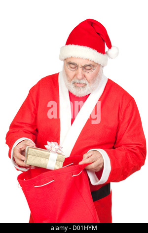 Santa Claus, ein Geschenk von seinen Sack, die isoliert auf weißem Hintergrund Stockfoto