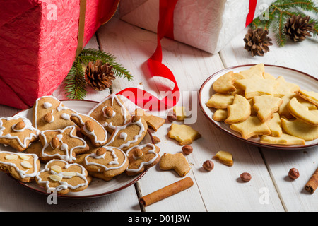 Hausgemachtes Weihnachtsgebäck auf einem Teller auf Geschenke Hintergrund naschen Stockfoto