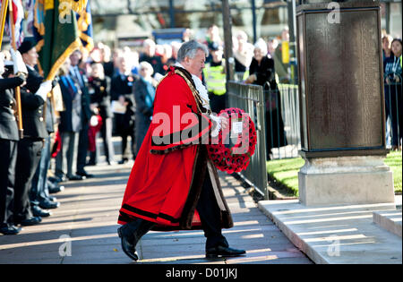 Bild von Darren Cool Remembrance Sunday in Brighton, Sussex, UK. Preisverleihung findet. Bürgermeister von Brighton legt einen Kranz nieder Stockfoto