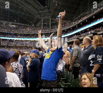 Fans feiern beim Baseballspiel der Milwaukee Brewers im Miller Park in Milwaukee, Wisconsin, USA. Stockfoto