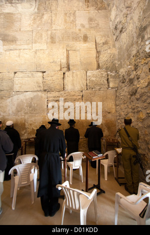 Juden beten in den Tunnel von der Klagemauer, Jerusalem, Israel Stockfoto