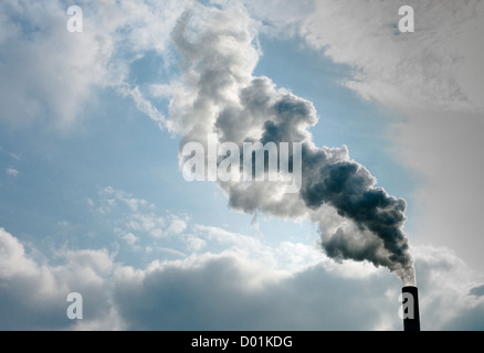 Rauchen-Schornstein eines Kraftwerks vor blauem Himmel Stockfoto
