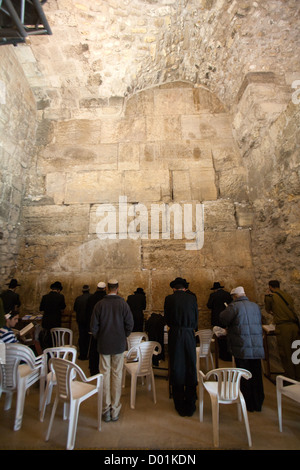 Juden beten in den Tunnel von der Klagemauer, Jerusalem, Israel Stockfoto