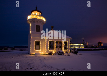 WASHINGTON - Mukilteo Besitz Klang nach einem Wintersturm und beleuchten die Mukiteo - Clinton Fähre am Dock in Mukilteo. Stockfoto