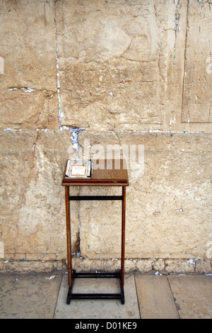 Thora auf einem Schrank und Juden an der Klagemauer Jerusalem zu beten. Israel Stockfoto