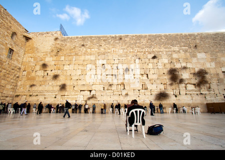 Jüdische Gläubige betet an der Klagemauer. Jerusalem Stockfoto