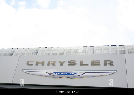 Die Chrysler Markenlogo auf dem Display bei einem Autohändler in Großbritannien. Stockfoto