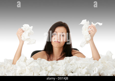 Junge Frau in vielen Geweben herum, krank Stockfoto