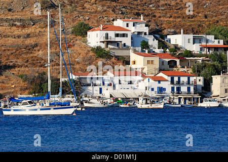 Vourkari ist ein Meer, traditionelles Dorf mit einem malerischen Hafen in Kea, Griechenland Stockfoto