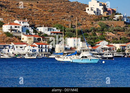 Vourkari ist ein Meer, traditionelles Dorf mit einem malerischen Hafen in Kea, Griechenland Stockfoto