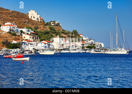 Vourkari ist ein Meer, traditionelles Dorf mit einem malerischen Hafen in Kea, Griechenland Stockfoto