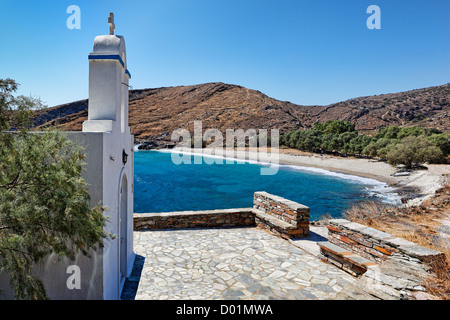 Orkos hat perfekten Sandstrand und kristallklarem Wasser in Kea, Griechenland Stockfoto