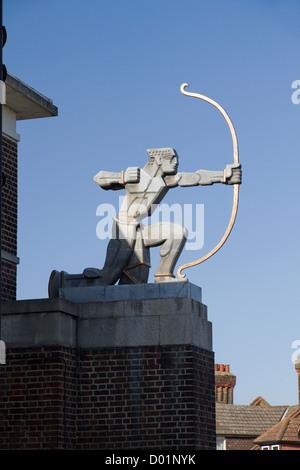 East Finchley u-Bahnstation und Statue von der Bogenschütze Stockfoto