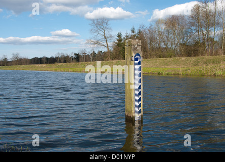 Herrscher, die Angabe der Höhe des Wassers über dem Meeresspiegel (NAP) in den Niederlanden Stockfoto