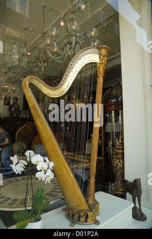 Eine antike Harfe auf dem Display in einem Antiquitätenhändler Fenster im Londoner Stadtteil Notting Hill Stockfoto