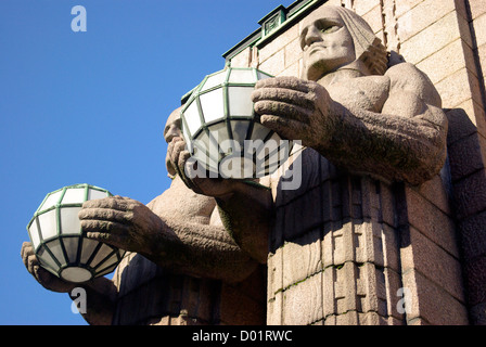 Paar von Statuen halten Kugellampen vor Helsinki Central Bahnhof, Helsinki, Finnland Stockfoto