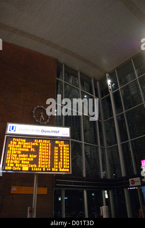 Dom, Kölner Dom, gesehen durch das Fenster des Hauptbahnhofs, Hauptbahnhof, Köln, Köln, Nordrhein-Westfalen, Deutschland Stockfoto