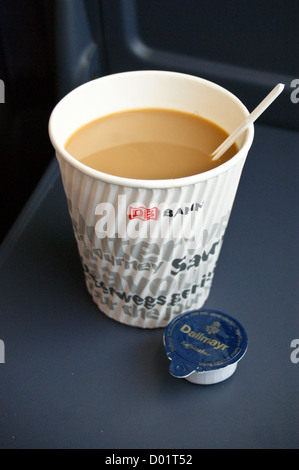 Eine Tasse Kaffee zum mitnehmen in eine Deutsche Bahn-Branding Tasse auf einen deutschen Hochgeschwindigkeitszug Stockfoto