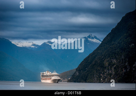 Kreuzfahrtschiff auf Doubtful Sound, Fiordland-Nationalpark. Neuseeland Südinsel Stockfoto