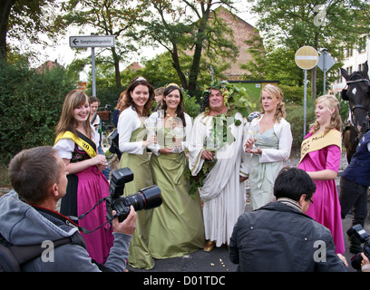 Herbert Graedtke als "Bacchus" mit Weinkönigin und Prinzessinnen in Radebeul Herbst Und Weinfest, Sachsen, Sachsen, Deutschland Stockfoto