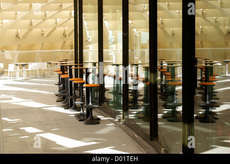 Restaurant-Hocker und Stühle spiegelt sich in Windows auf die Aussichtsplattform des Metropol Parasol in Sevilla, Andalusien, Spanien Stockfoto