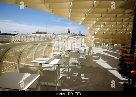 Restauranttische und Stühle auf der Aussichtsplattform des Metropol Parasol in Sevilla, Andalusien, Spanien Stockfoto