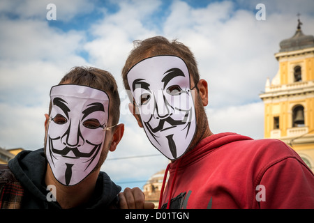 Italienische zeigt Verschleiß Guy Fawkes Masken während einer Demonstration gegen die Sparpolitik Masseure in Parma, Italien Stockfoto