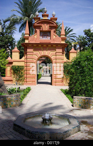 Brunnen und Torbogen in den Gärten des Alcázar von Sevilla, Andalusien, Spanien Stockfoto